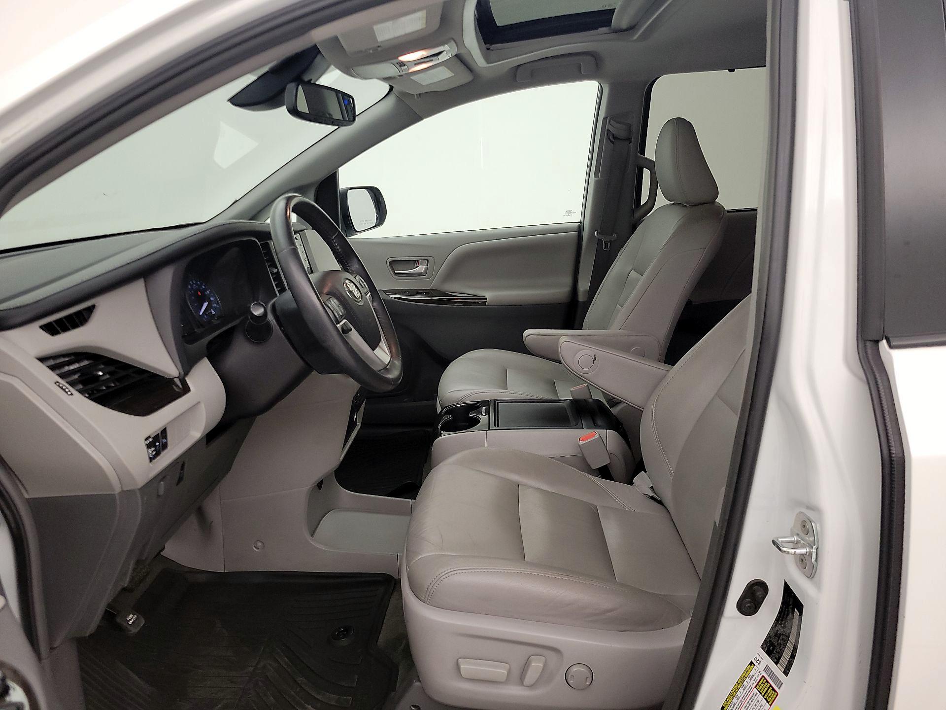Thumbnail: 2018 Toyota Sienna - 11