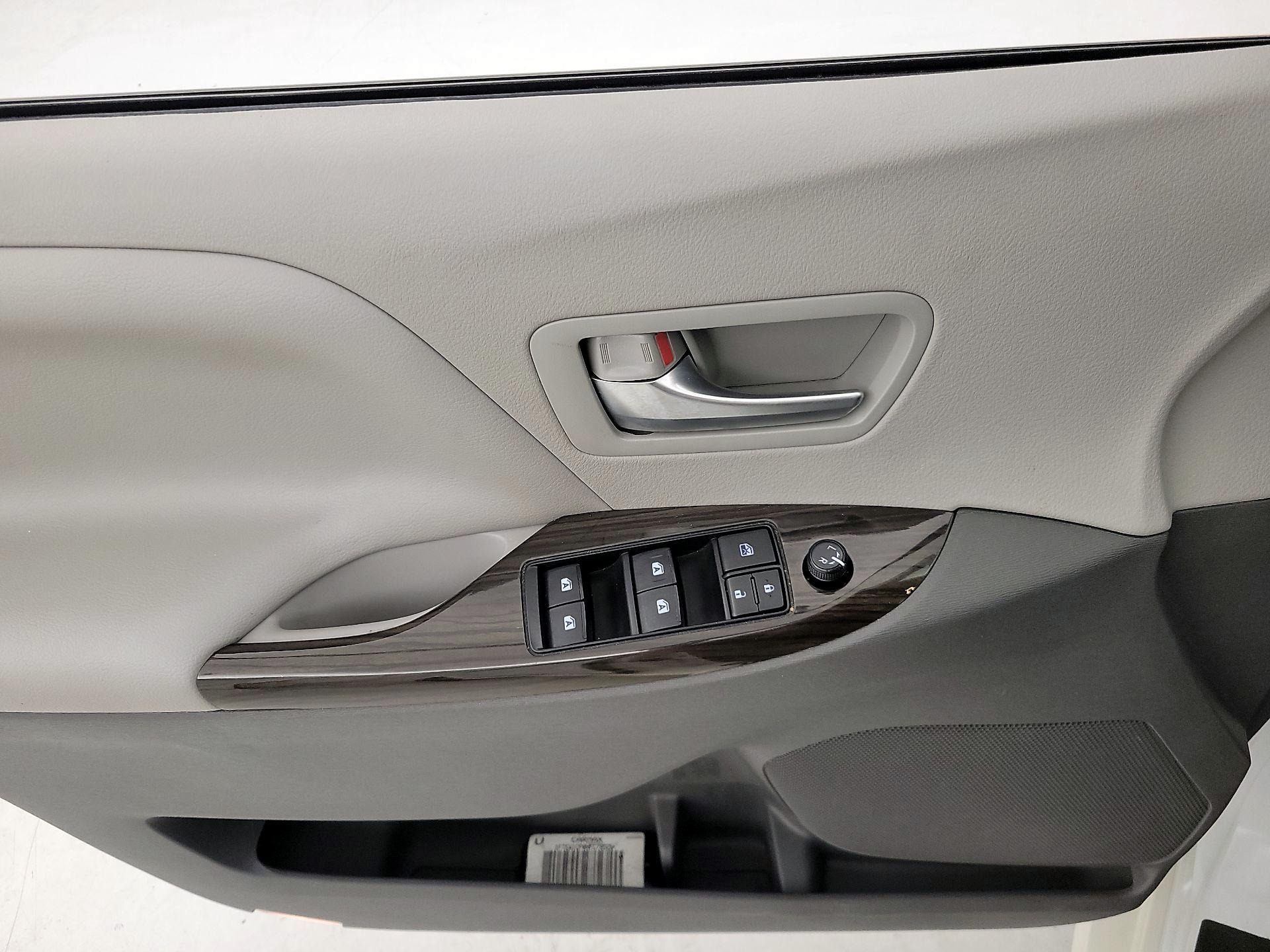 Thumbnail: 2018 Toyota Sienna - 12