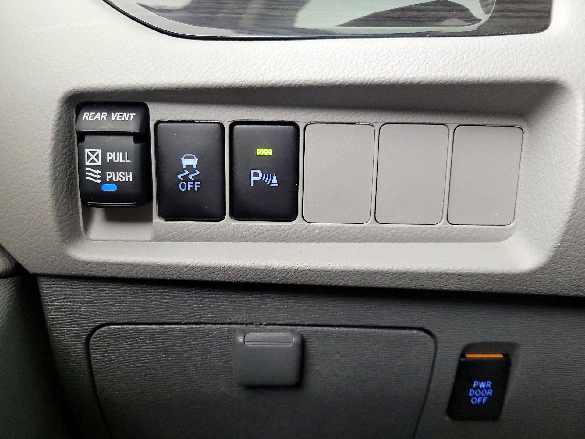 Thumbnail: 2018 Toyota Sienna - 13