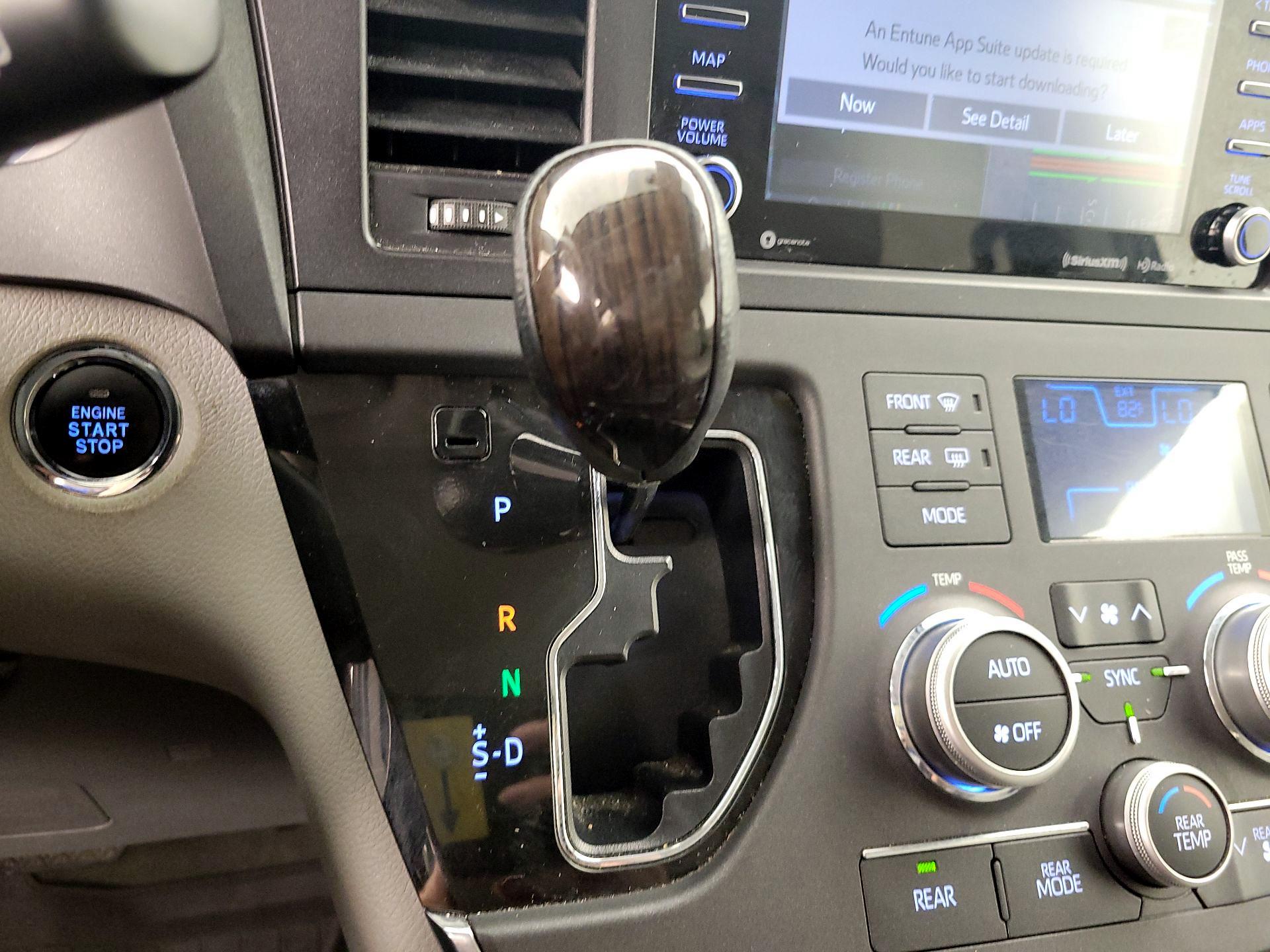 Thumbnail: 2018 Toyota Sienna - 18