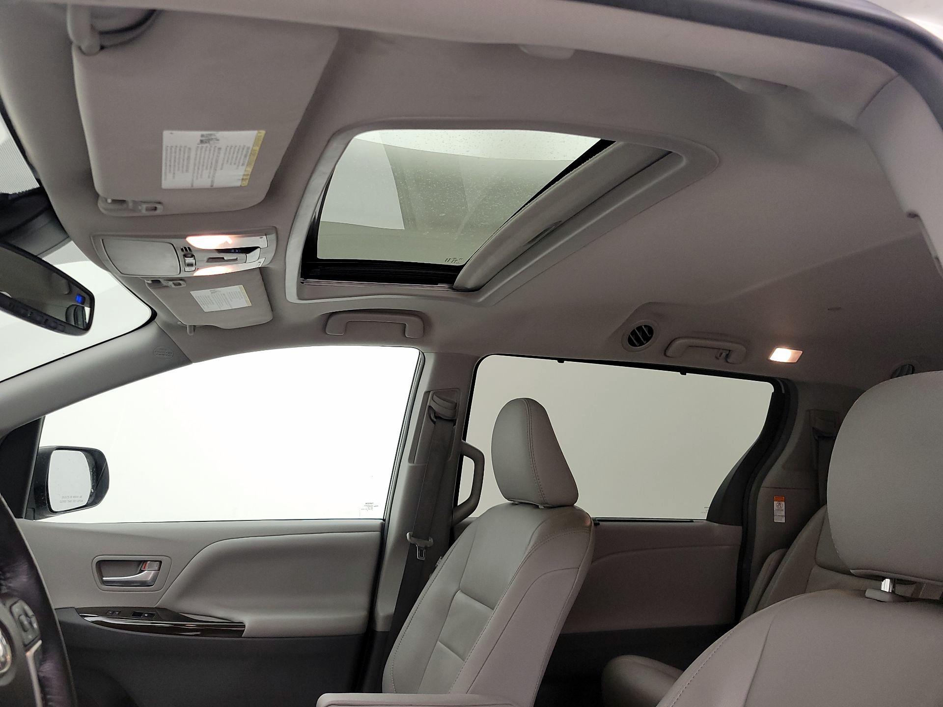 Thumbnail: 2018 Toyota Sienna - 20