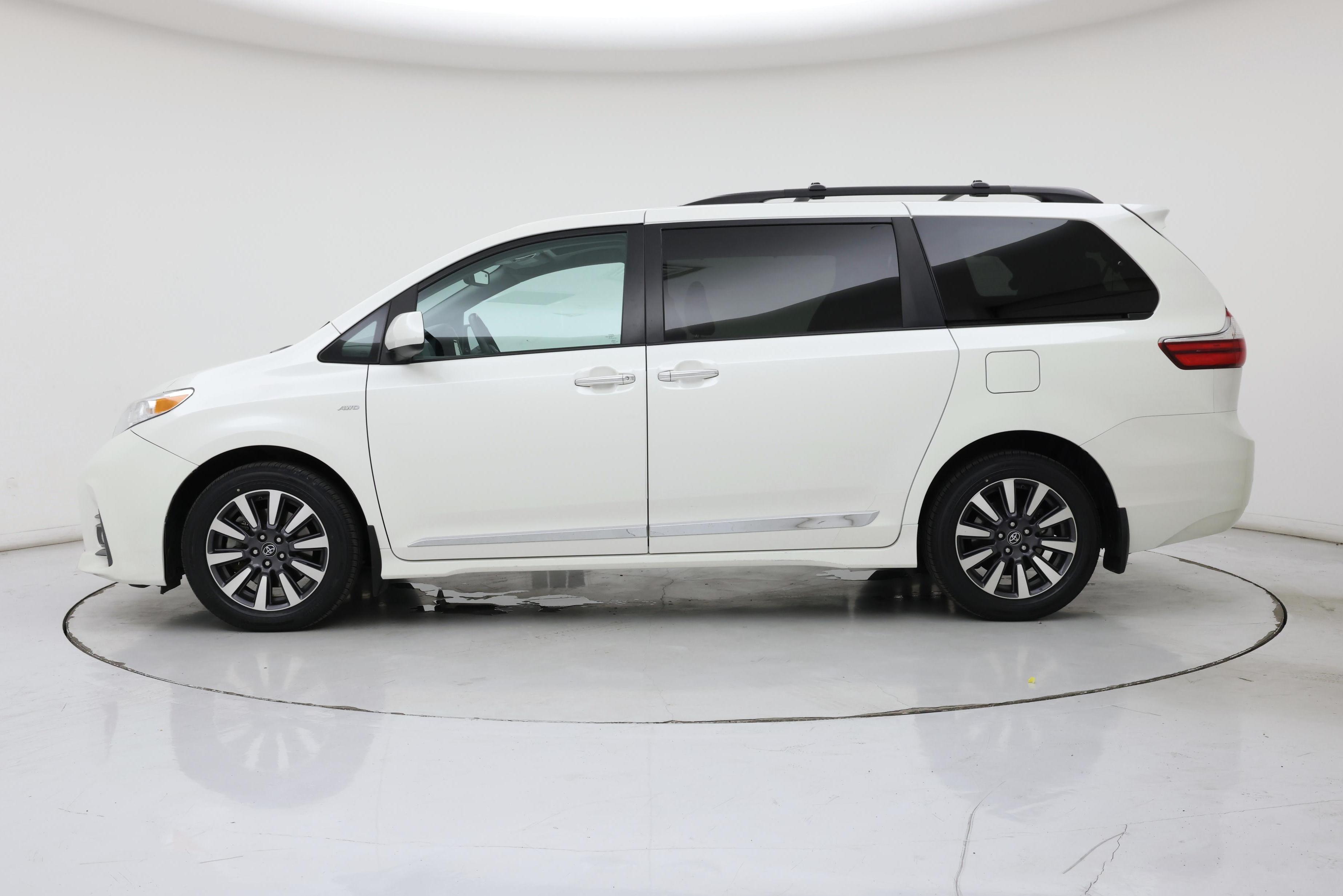 Thumbnail: 2018 Toyota Sienna - 3