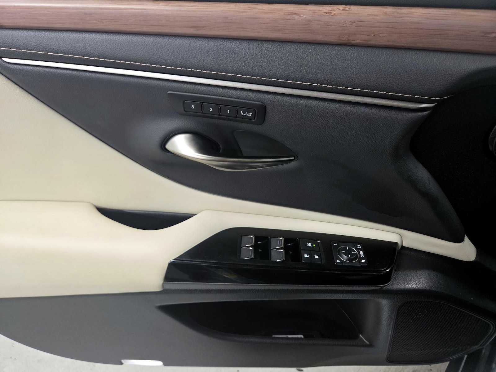 2024 Lexus ES Hybrid 300h - Photo 11