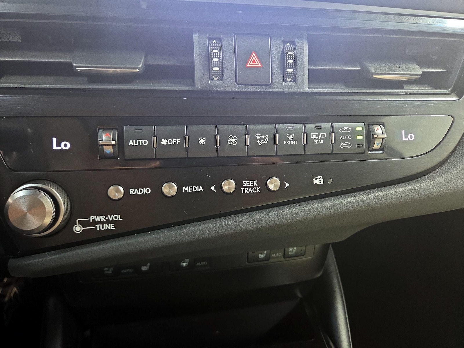 2024 Lexus ES Hybrid 300h - Photo 15