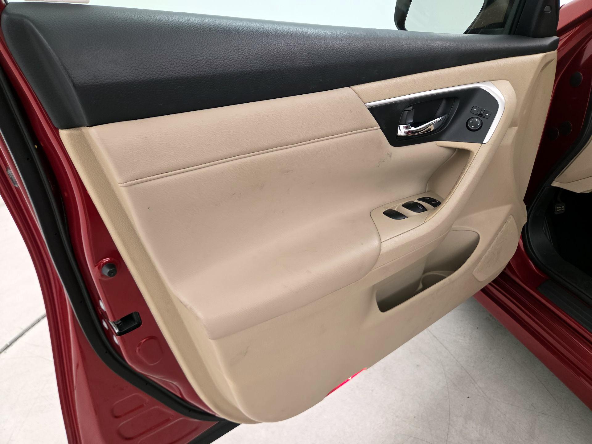 Thumbnail: 2016 Nissan Altima - 12