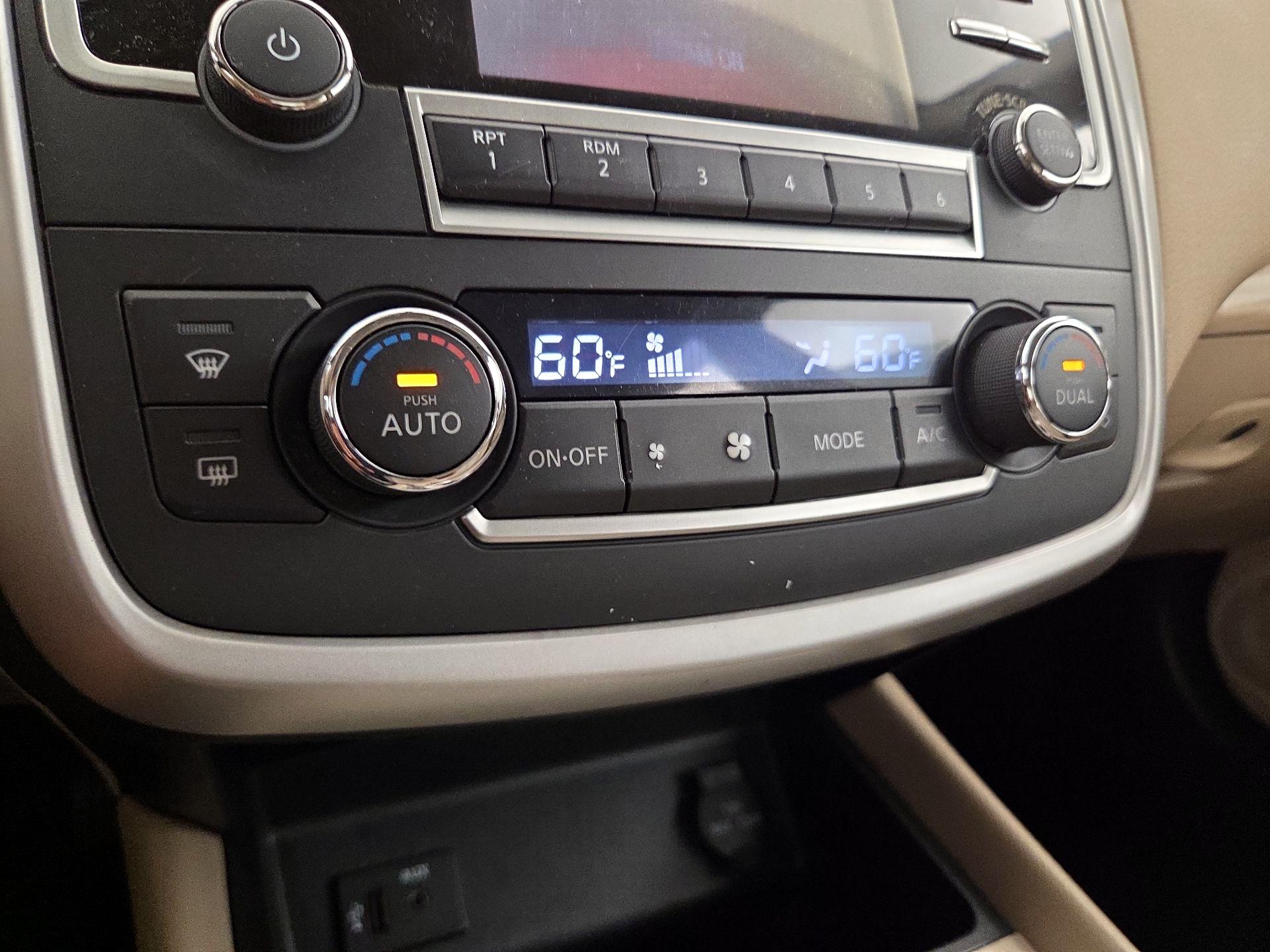 Thumbnail: 2016 Nissan Altima - 16