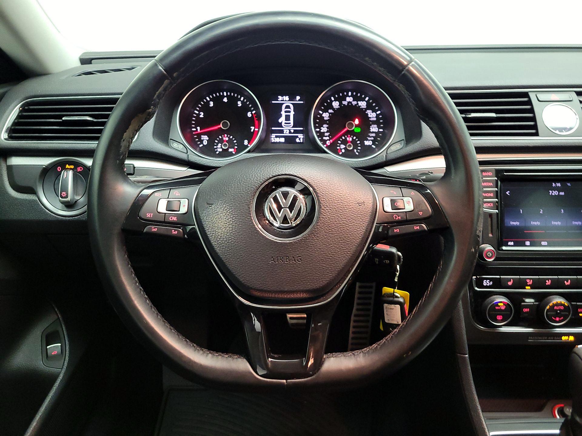 Thumbnail: 2017 Volkswagen Passat - 10