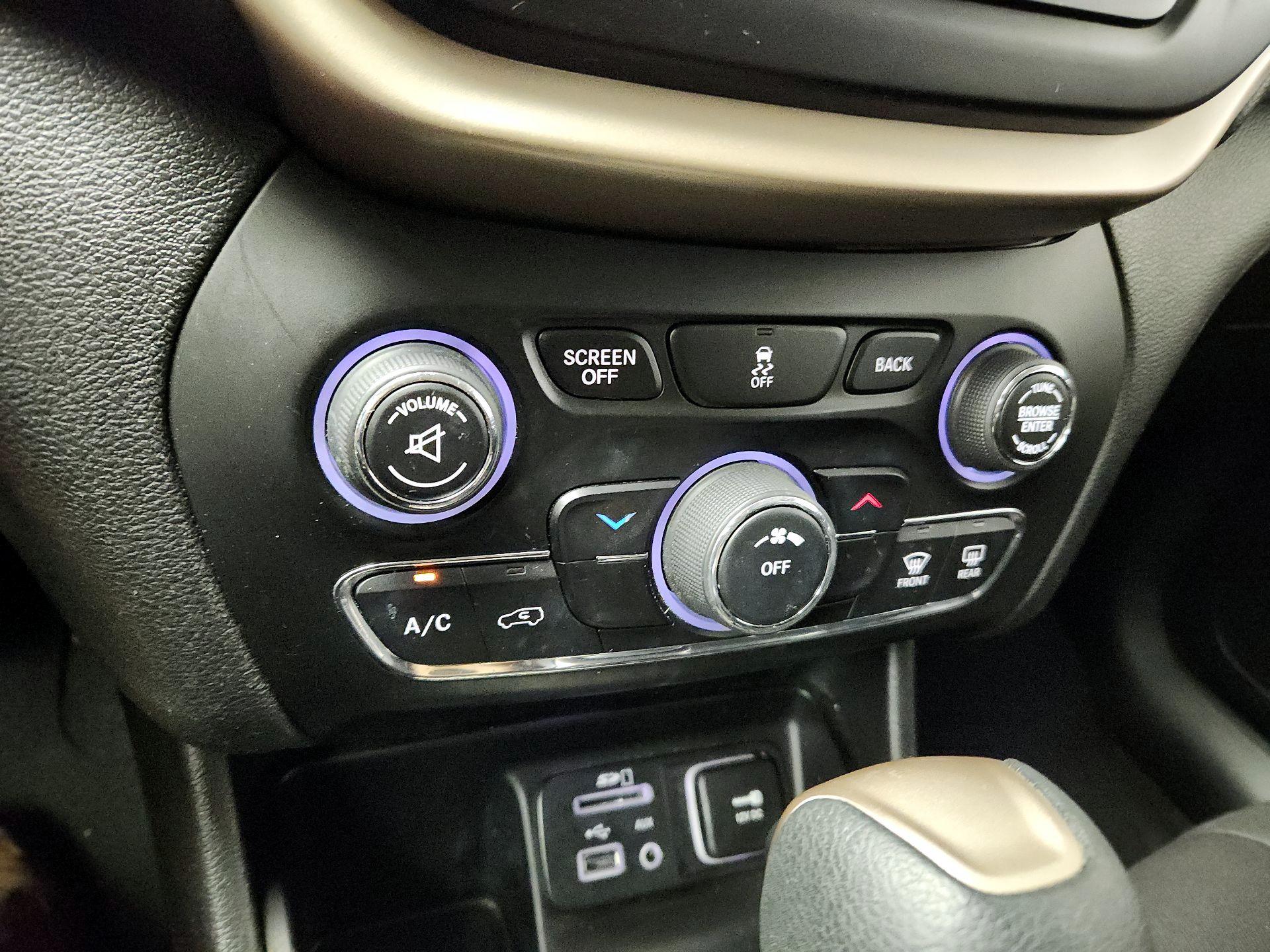 Thumbnail: 2017 Jeep Cherokee - 14