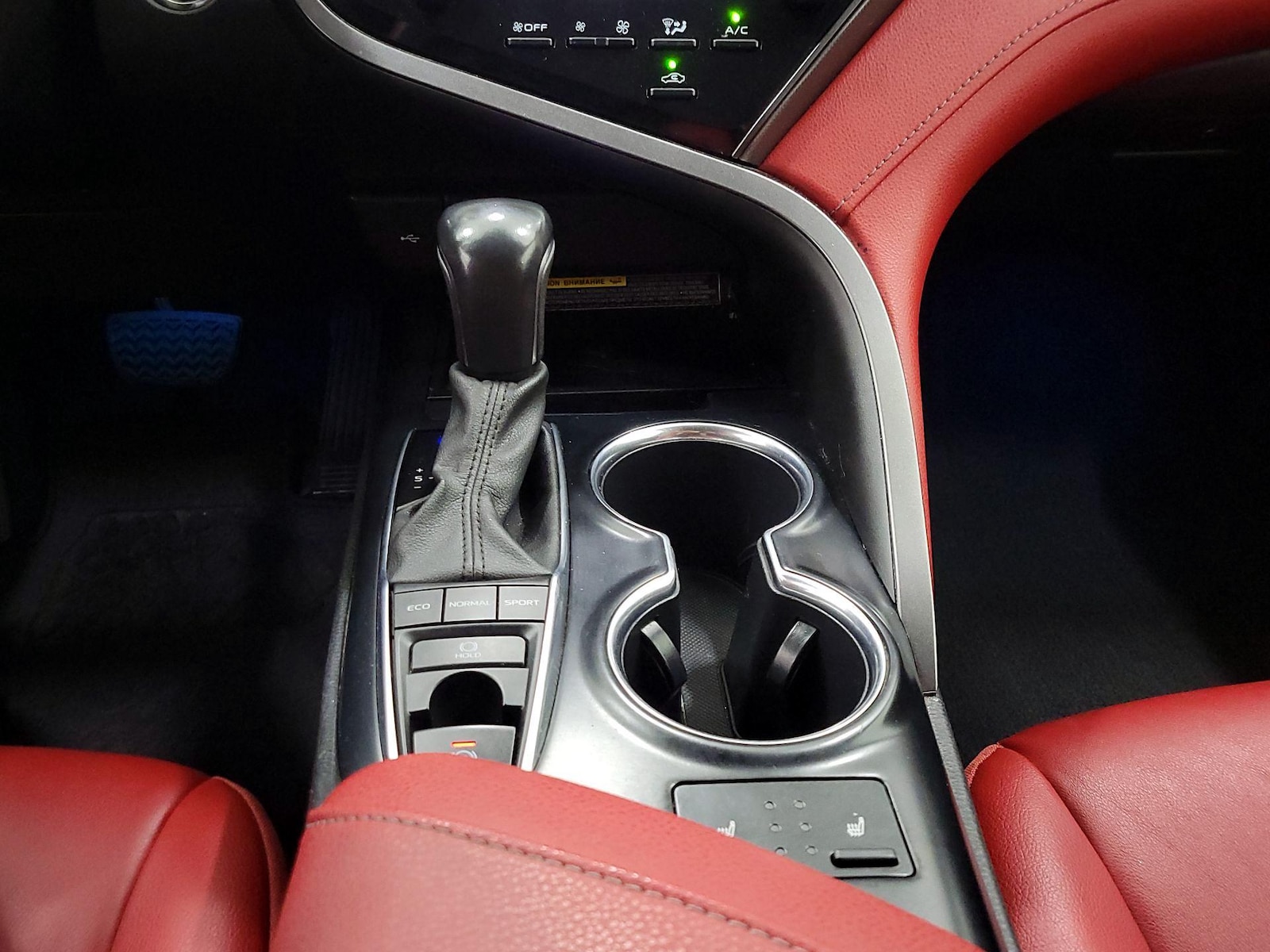 2020 Toyota Camry XSE - Photo 18