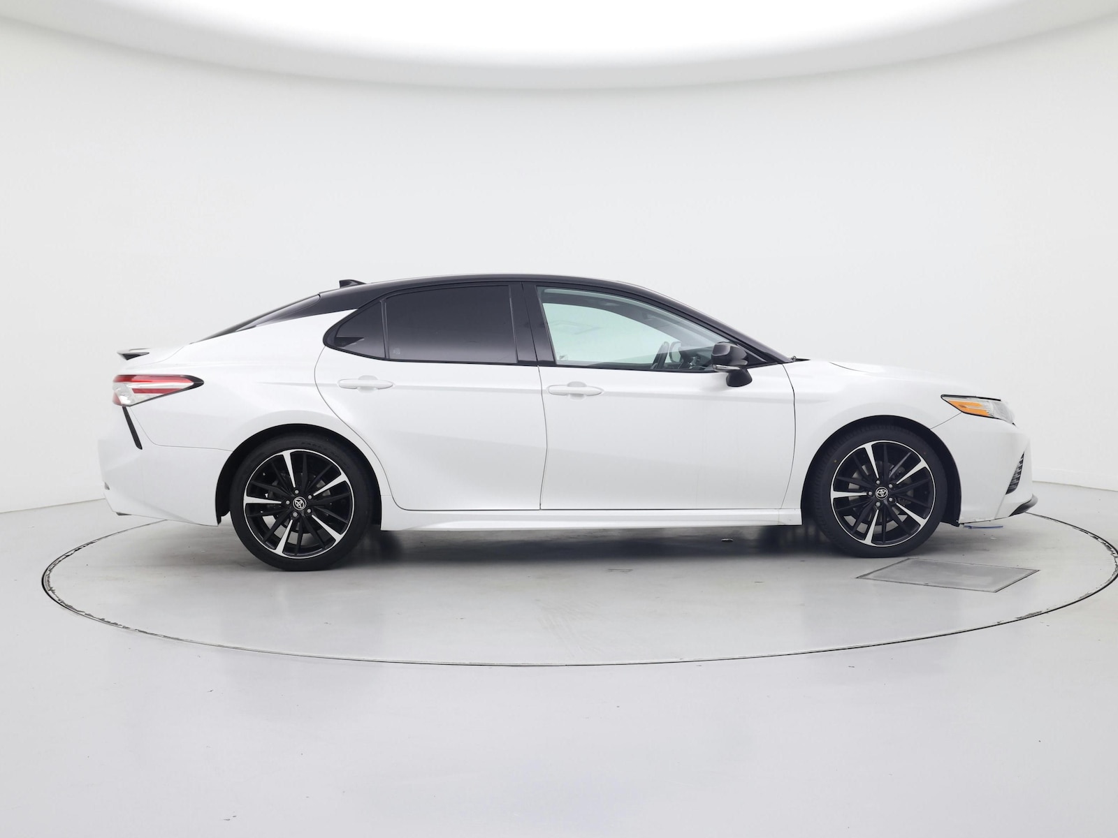 2020 Toyota Camry XSE - Photo 8