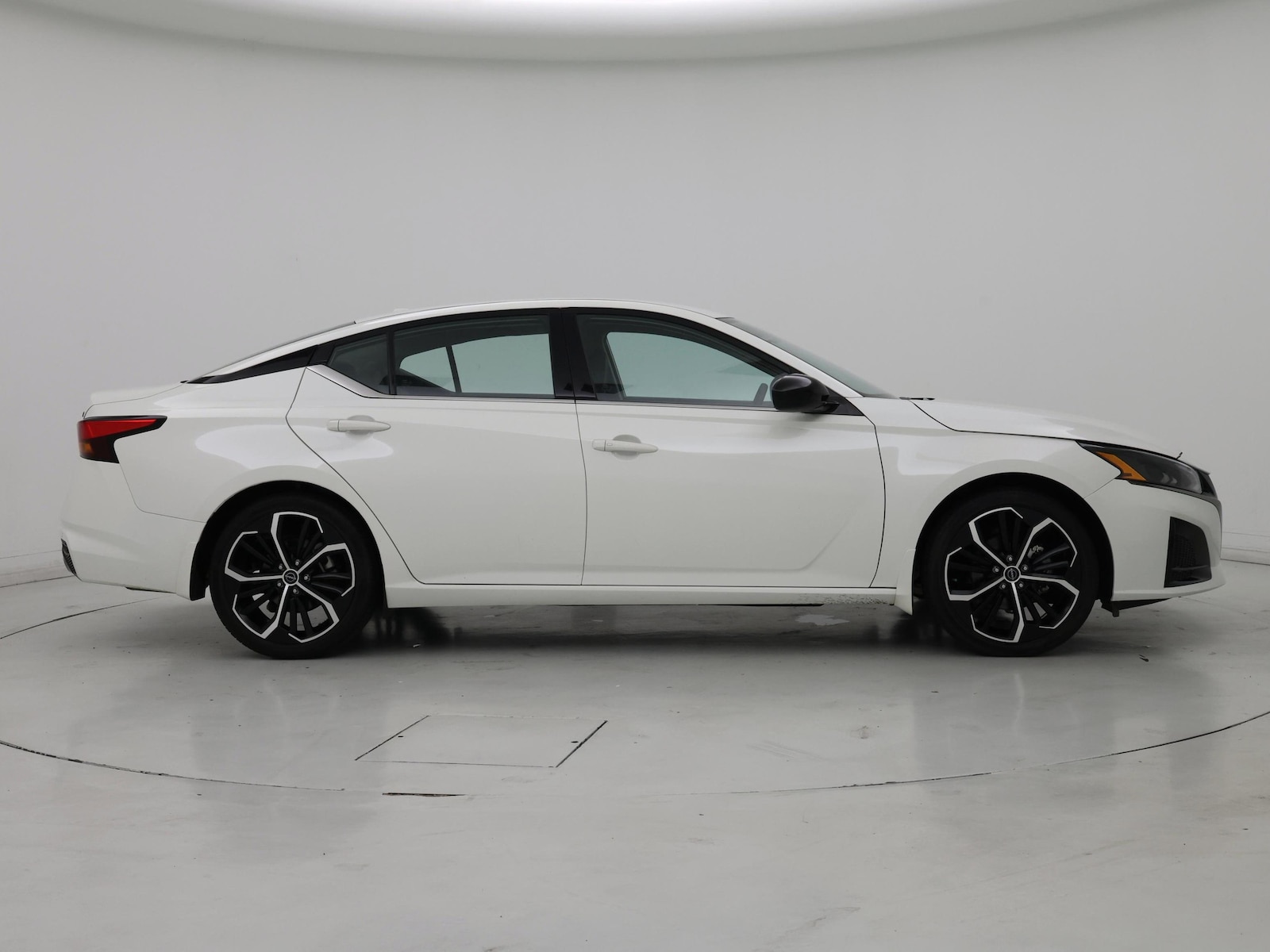 2025 Nissan Altima SR - Photo 8