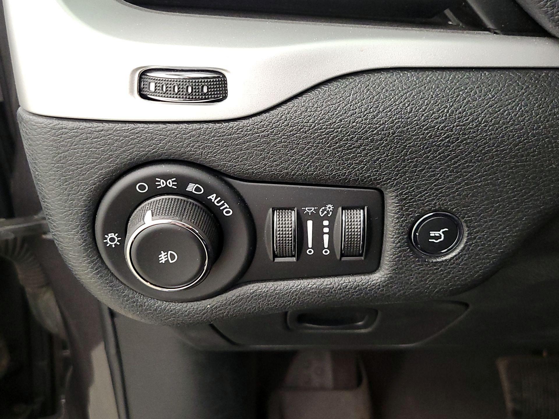 Thumbnail: 2018 Jeep Cherokee - 13