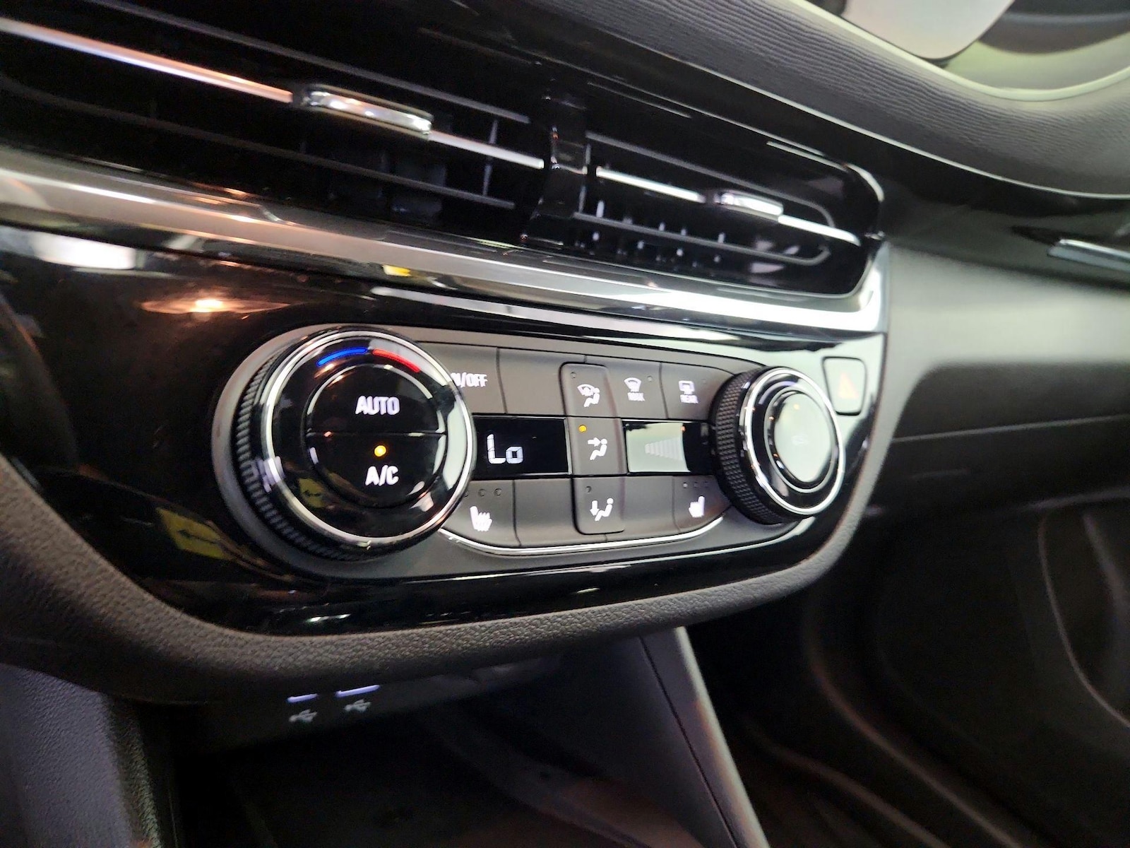 2025 Buick Envista Sport Touring - Photo 17