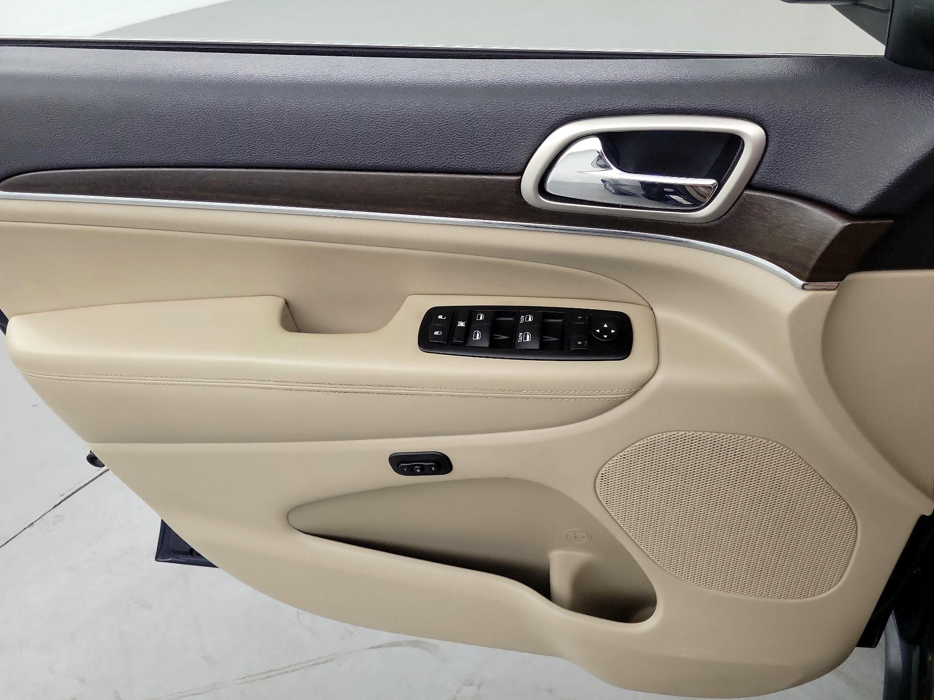 Thumbnail: 2015 Jeep Grand Cherokee - 12