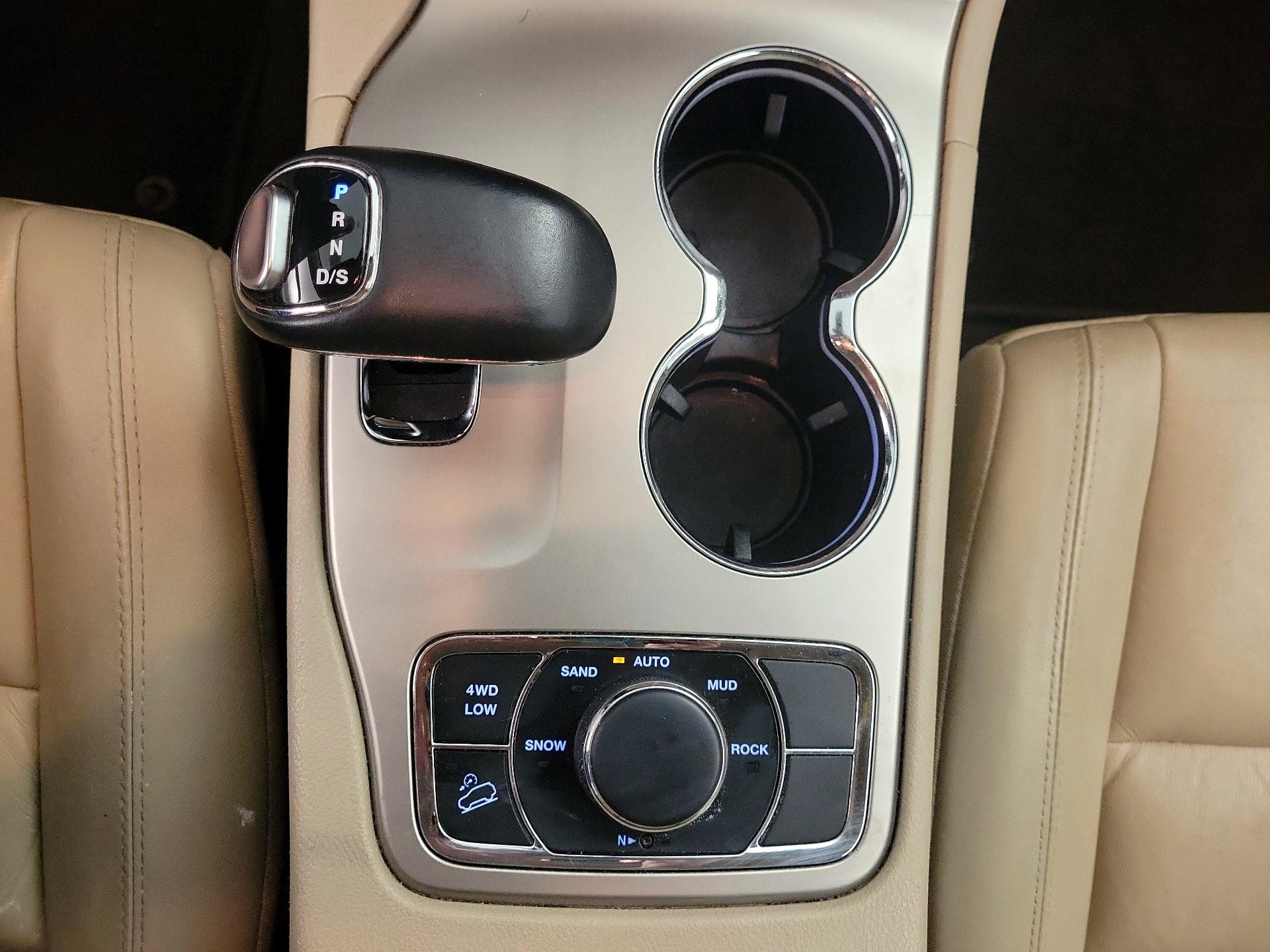 Thumbnail: 2015 Jeep Grand Cherokee - 17