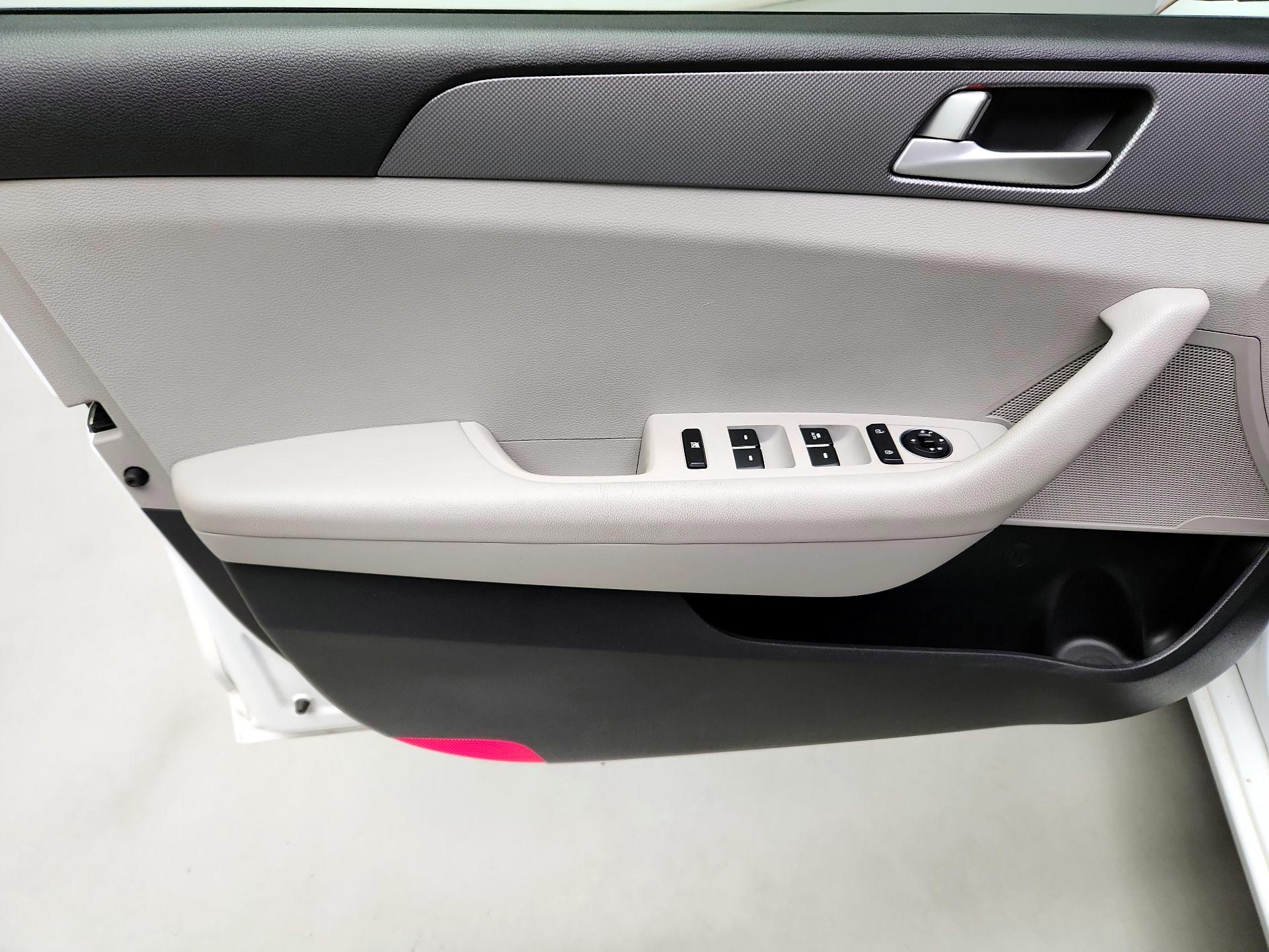 Thumbnail: 2015 Hyundai Sonata - 10