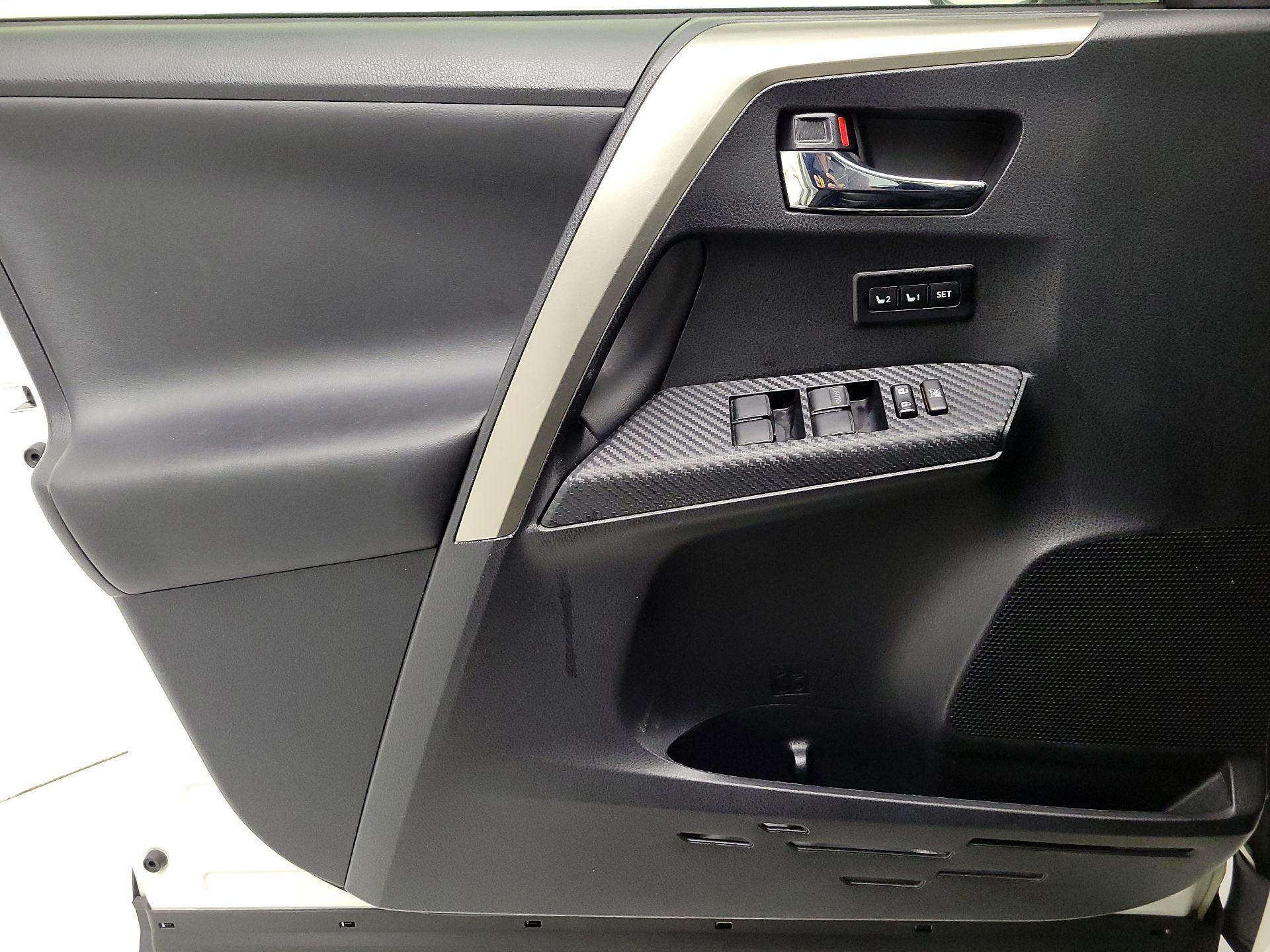Thumbnail: 2015 Toyota RAV4 - 12