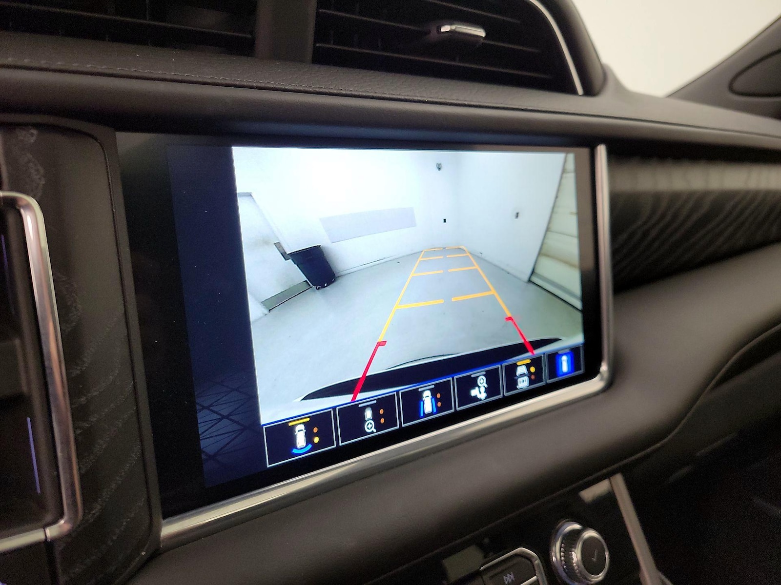 2024 GMC Yukon Denali - Photo 16