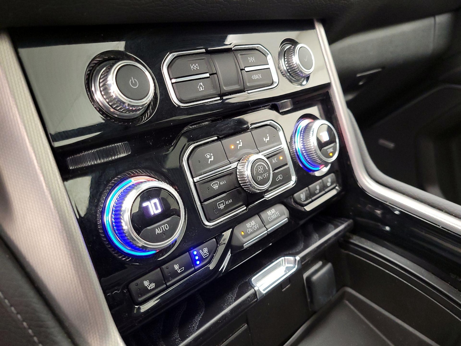 2024 GMC Yukon Denali - Photo 18