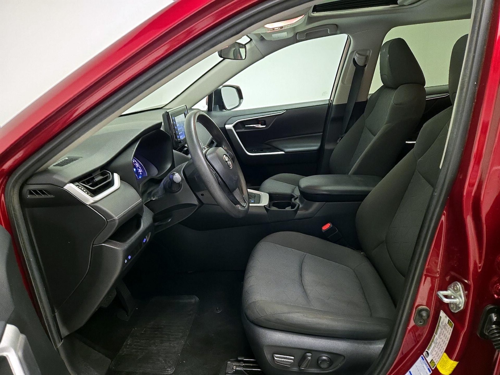 2021 Toyota RAV4 XLE - Photo 12