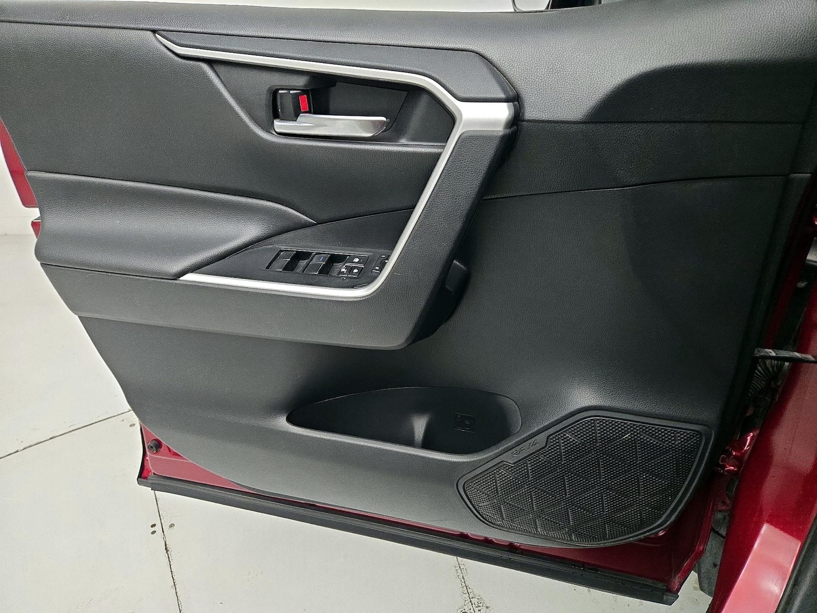 2021 Toyota RAV4 XLE - Photo 13
