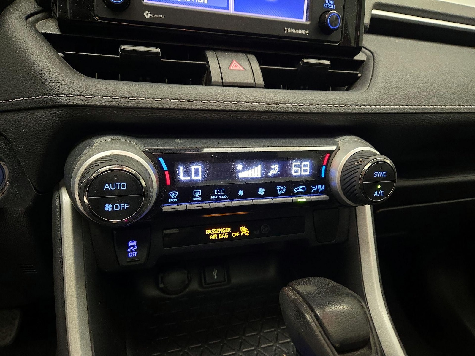 2021 Toyota RAV4 XLE - Photo 17