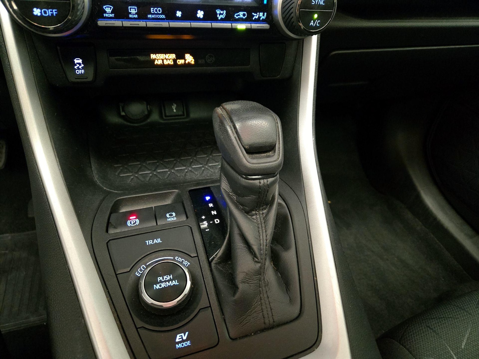 2021 Toyota RAV4 XLE - Photo 18