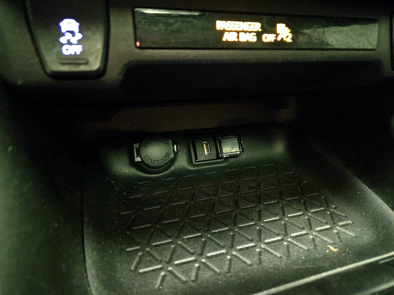 2021 Toyota RAV4 XLE - Photo 19
