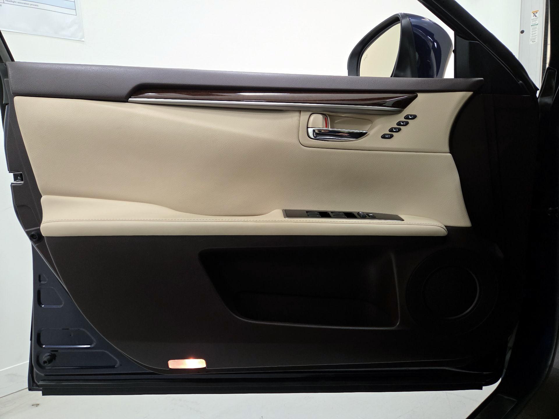 Thumbnail: 2016 Lexus ES - 12