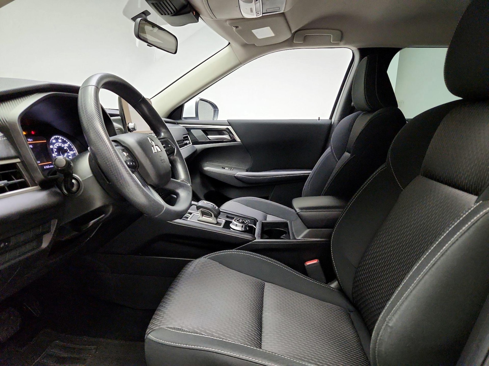 2023 Mitsubishi Outlander ES - Photo 10