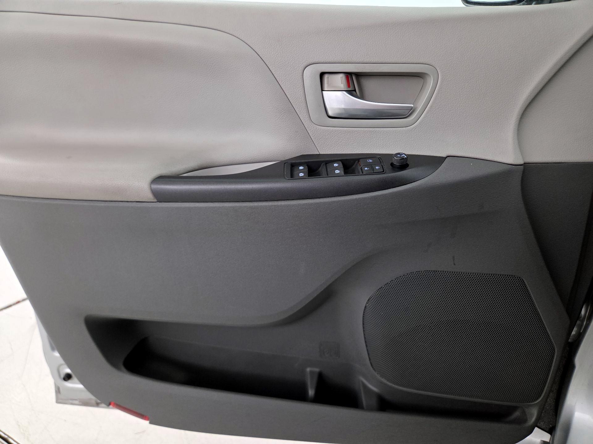Thumbnail: 2015 Toyota Sienna - 12