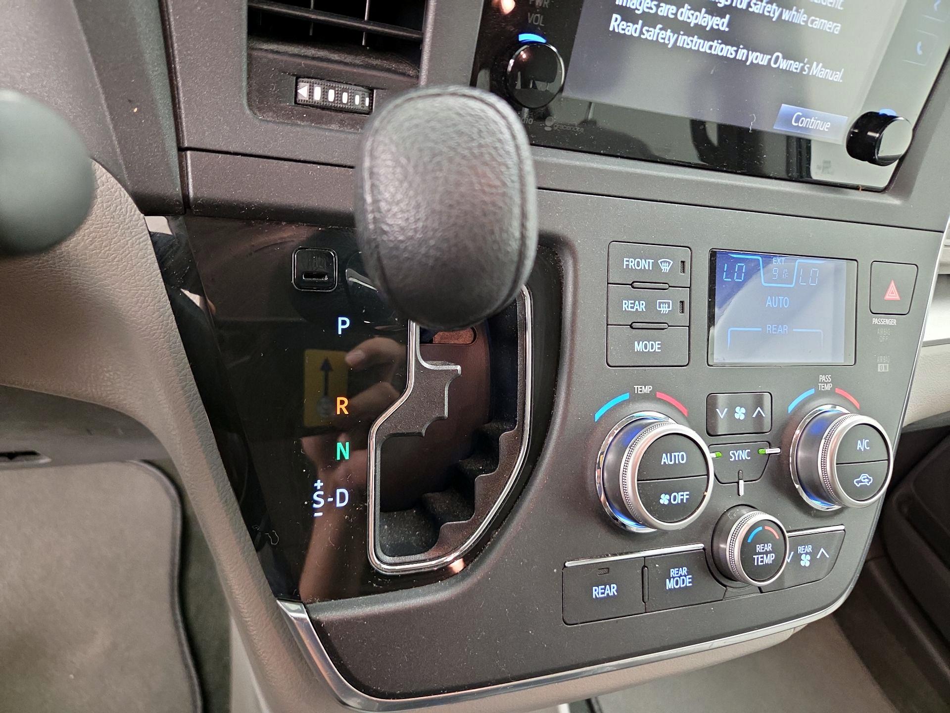 Thumbnail: 2015 Toyota Sienna - 17