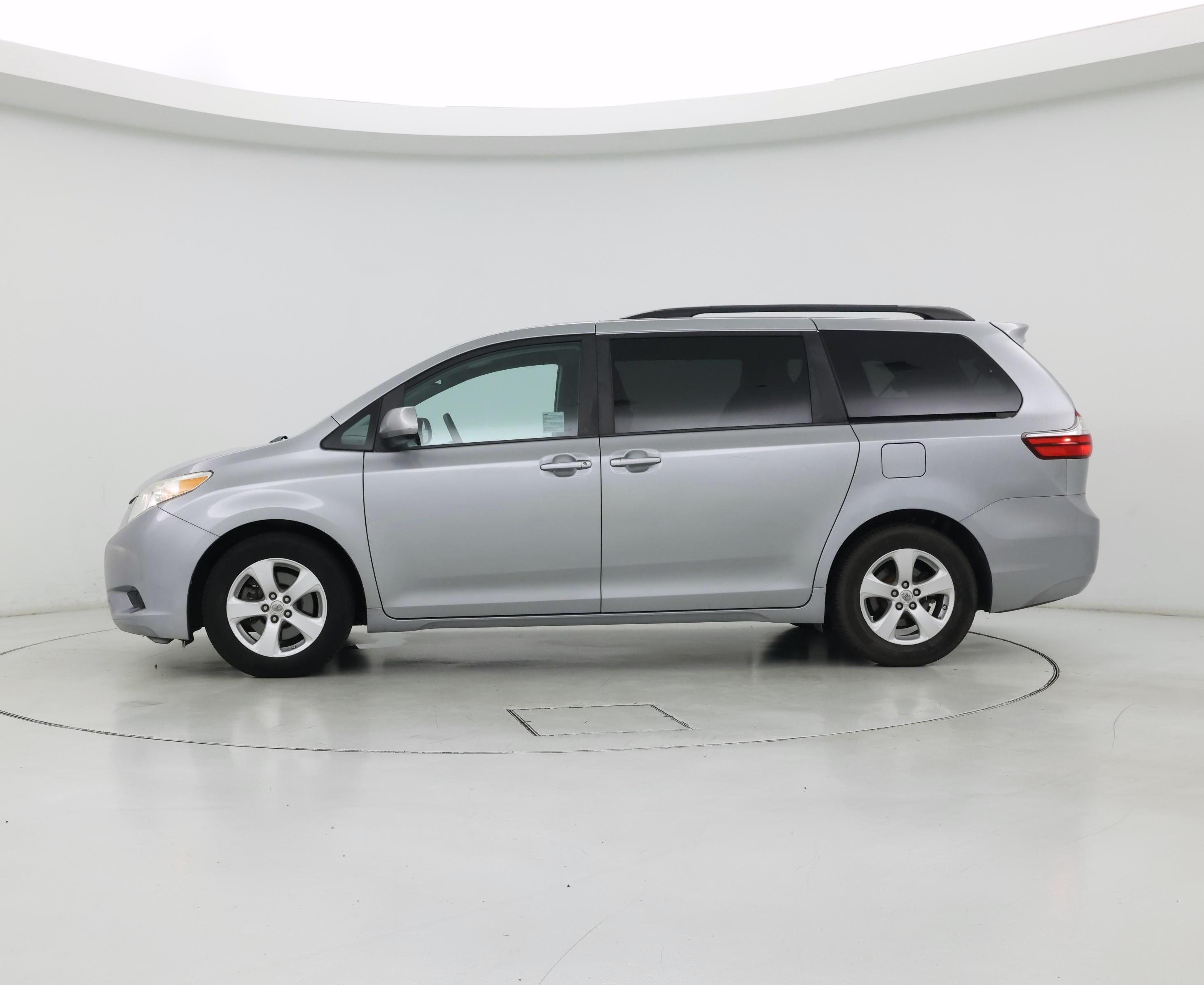 Thumbnail: 2015 Toyota Sienna - 3