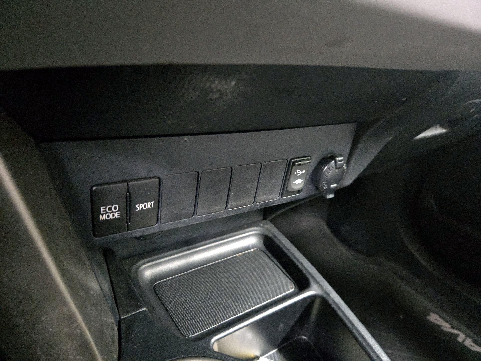 Thumbnail: 2015 Toyota RAV4 - 18