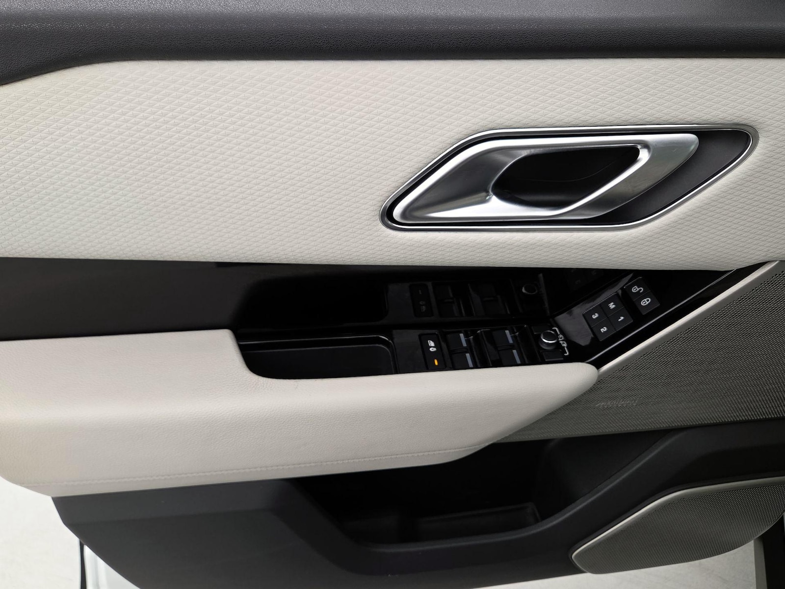 2019 Land Rover Range Rover Velar SE - Photo 13