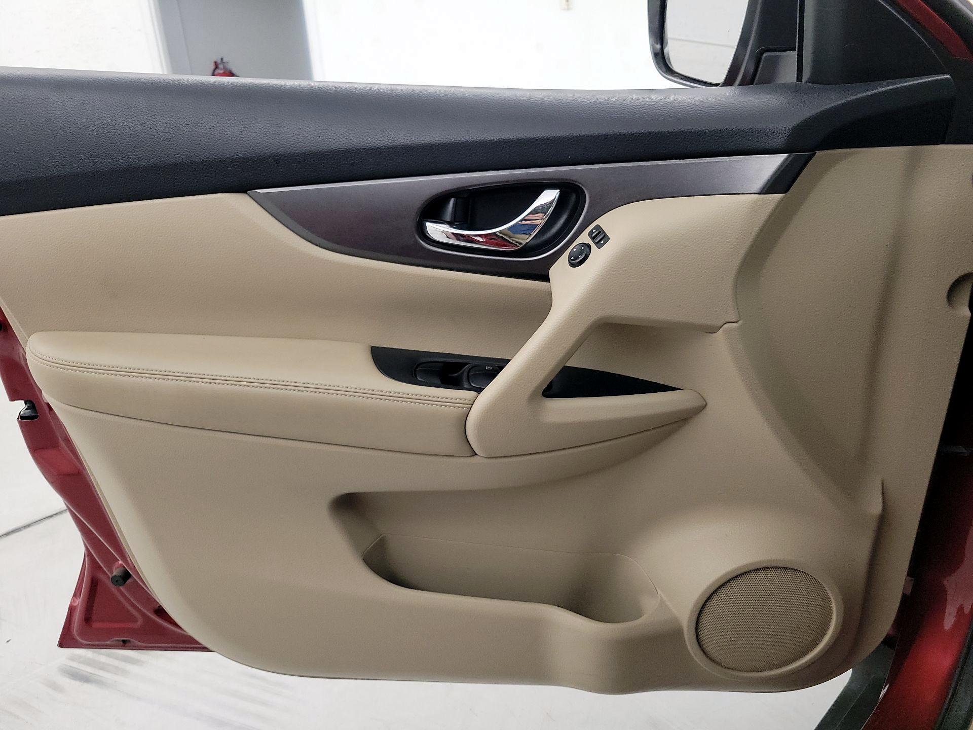 Thumbnail: 2016 Nissan Rogue - 12