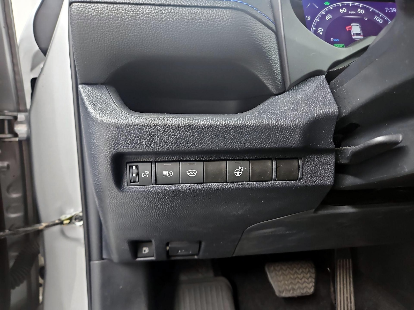 2024 Toyota RAV4 SE - Photo 14