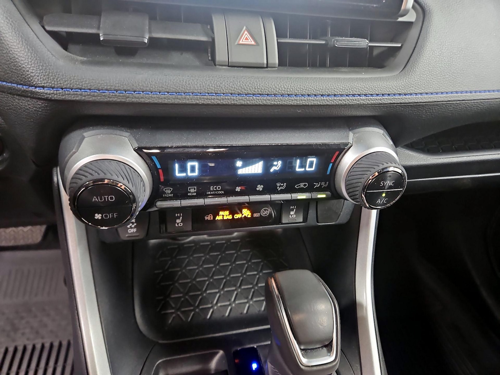 2024 Toyota RAV4 SE - Photo 18
