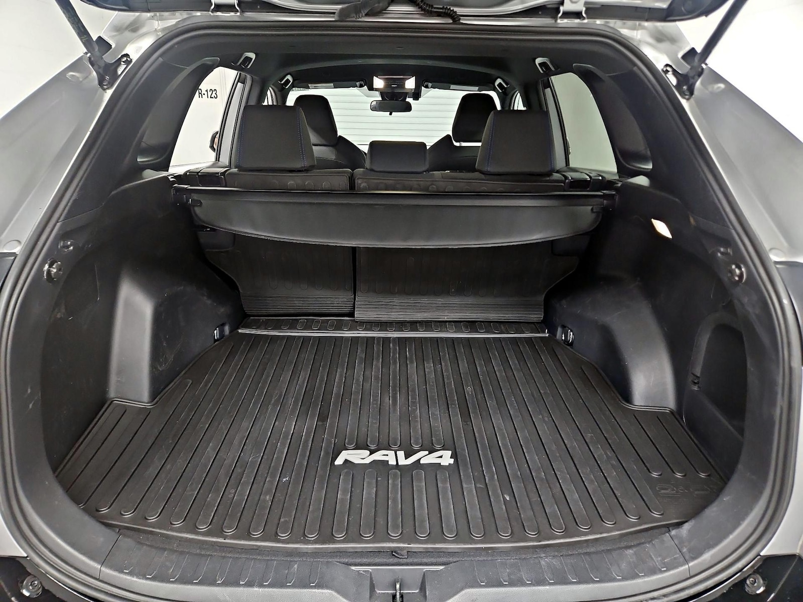 2024 Toyota RAV4 SE - Photo 22