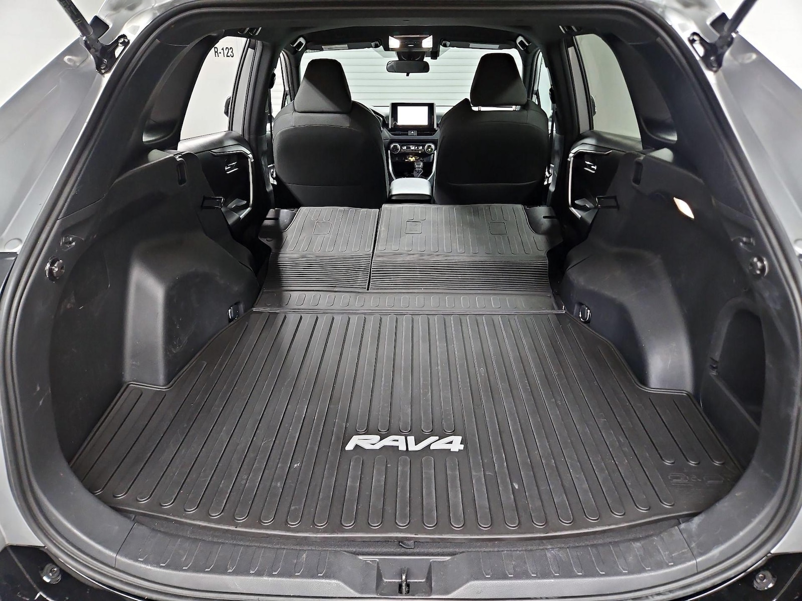 2024 Toyota RAV4 SE - Photo 23