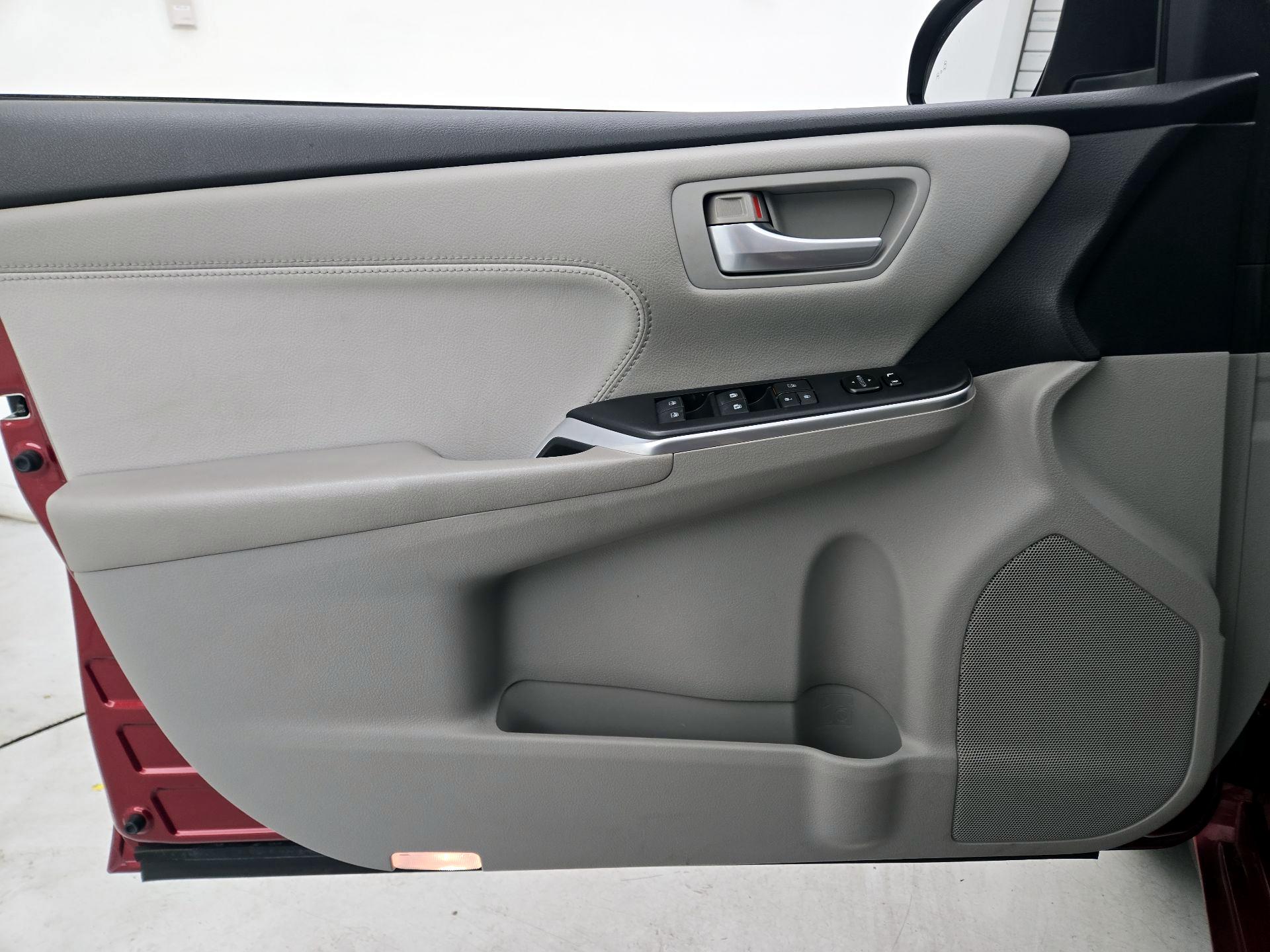 Thumbnail: 2015 Toyota Camry - 12