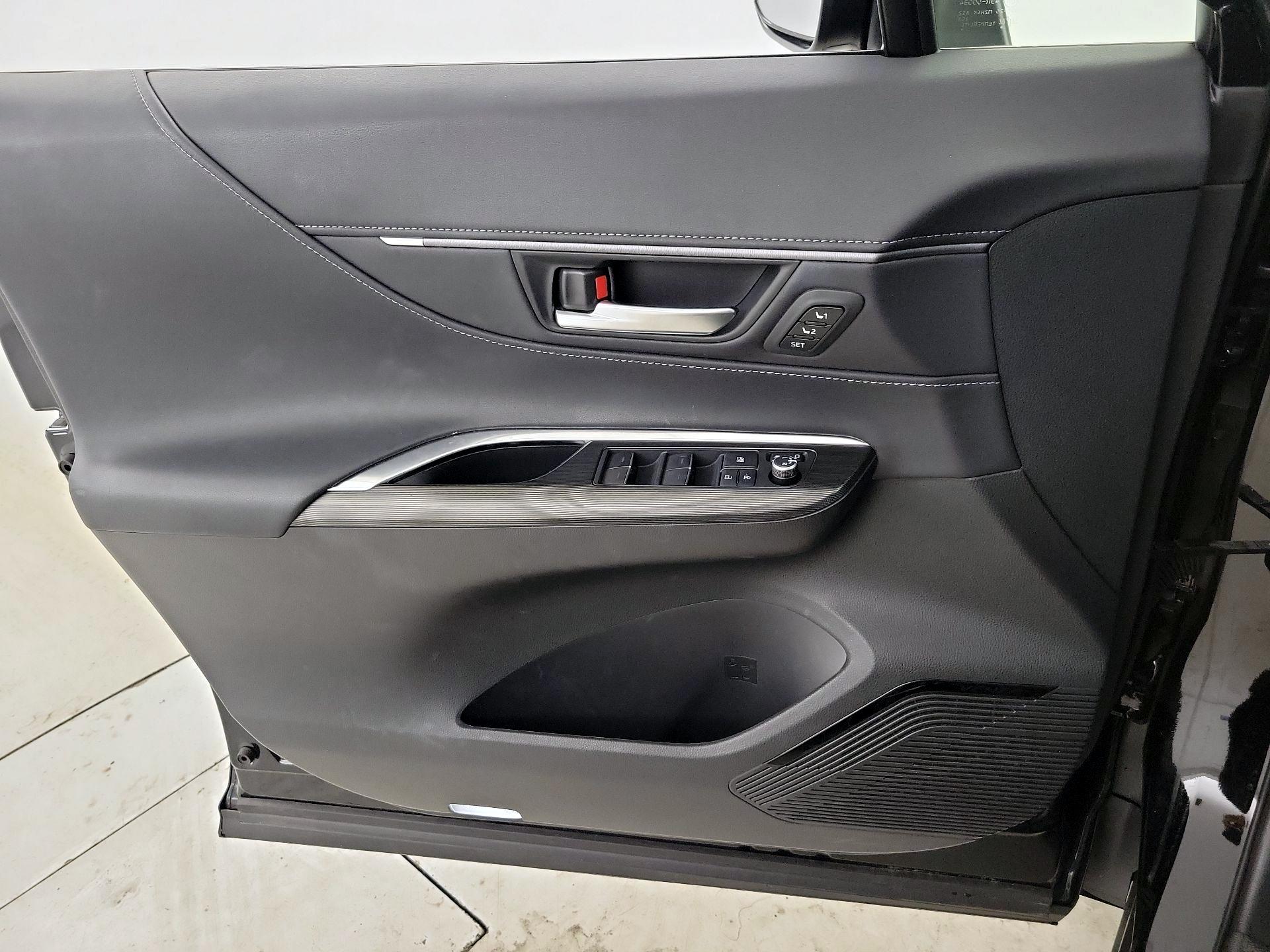Thumbnail: 2021 Toyota Venza - 12