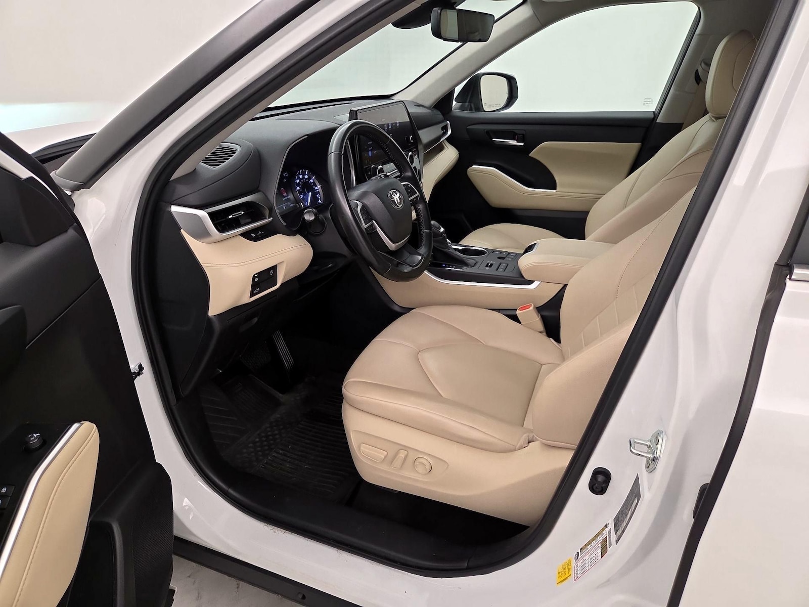 2023 Toyota Highlander XLE - Photo 12