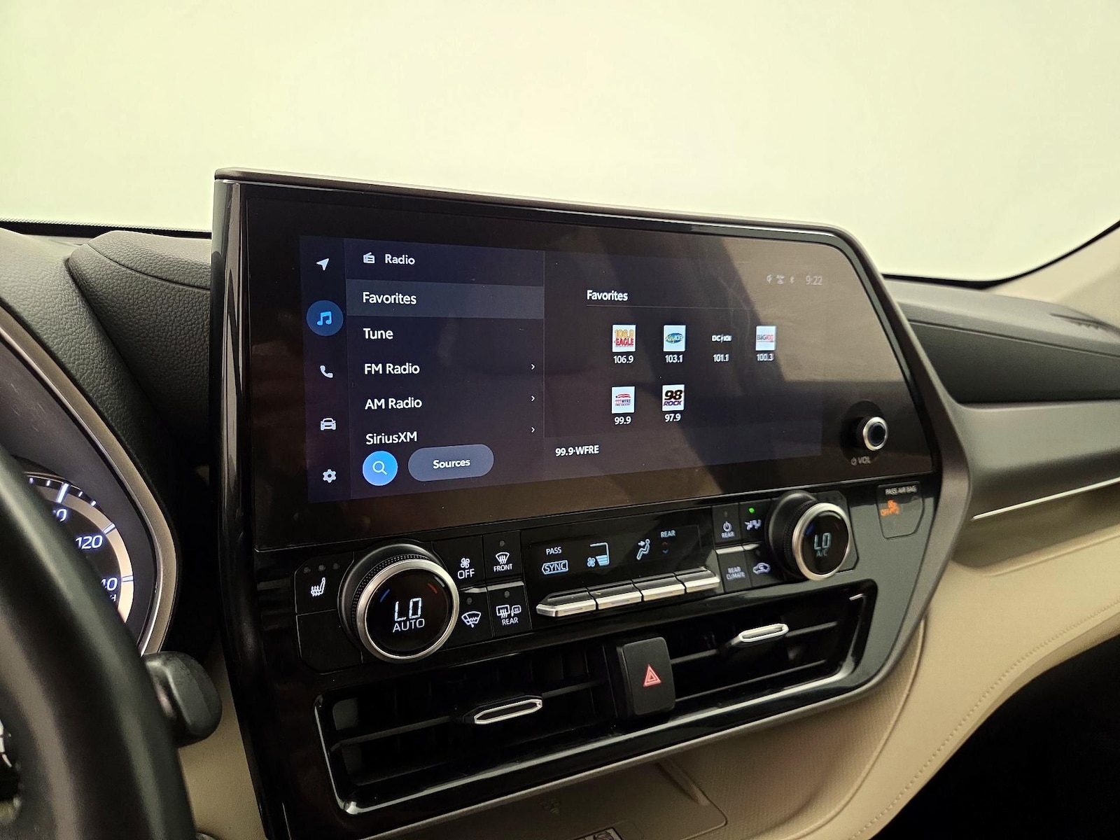 2023 Toyota Highlander XLE - Photo 16