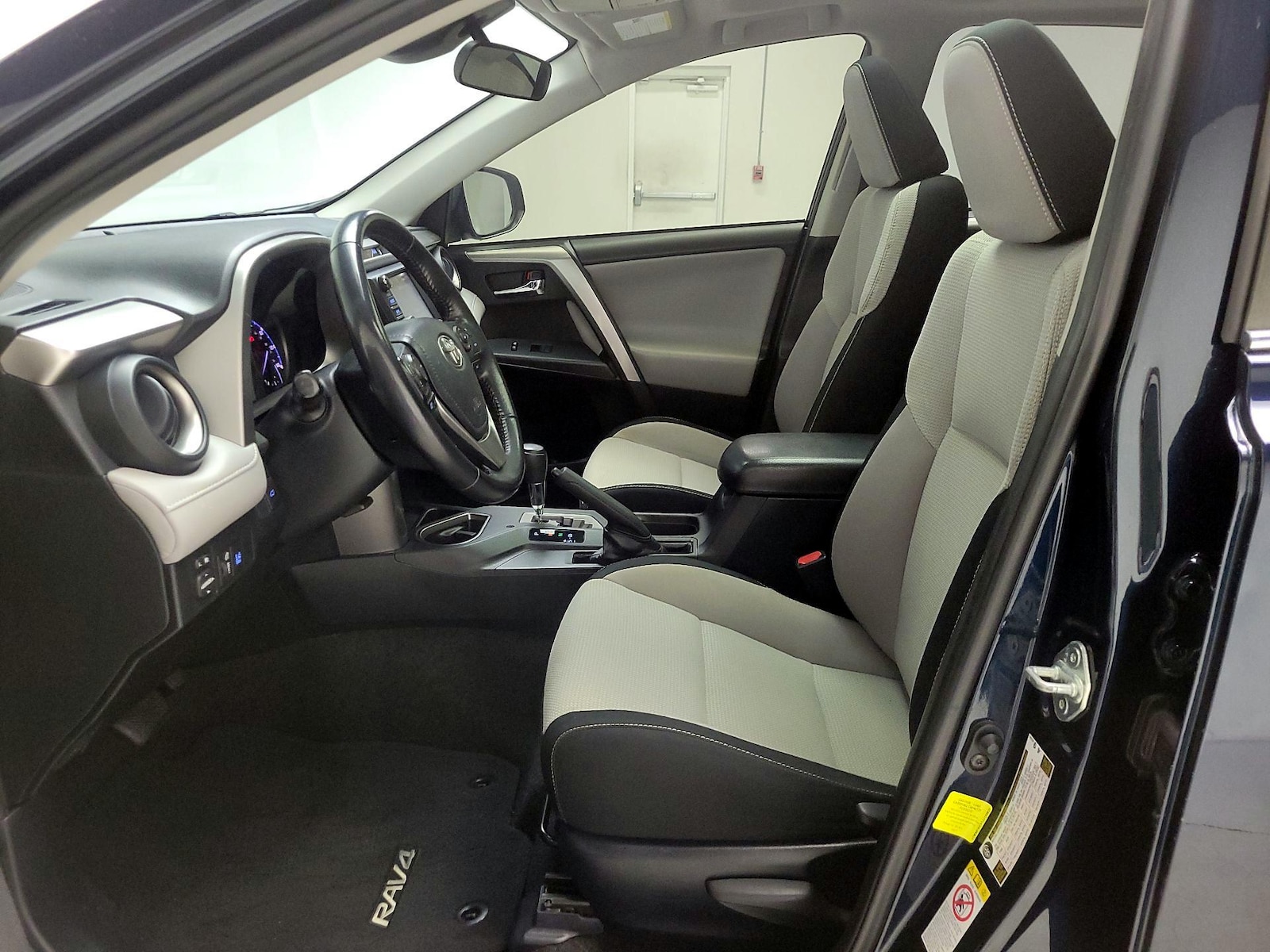 2018 Toyota RAV4 XLE - Photo 12