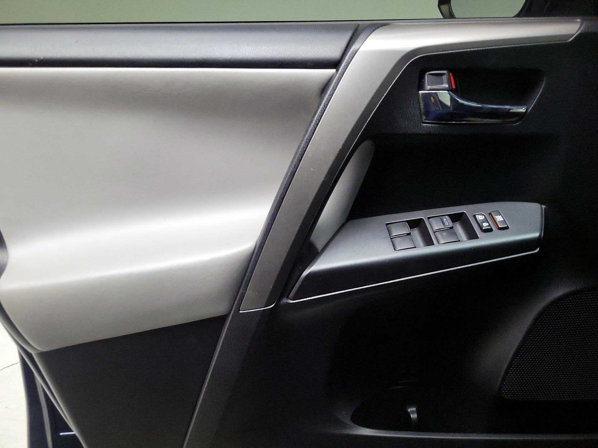 Thumbnail: 2018 Toyota RAV4 - 12