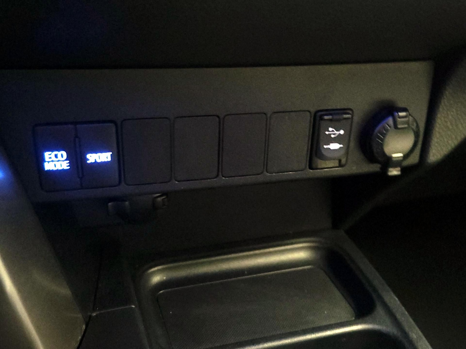 2018 Toyota RAV4 XLE - Photo 19