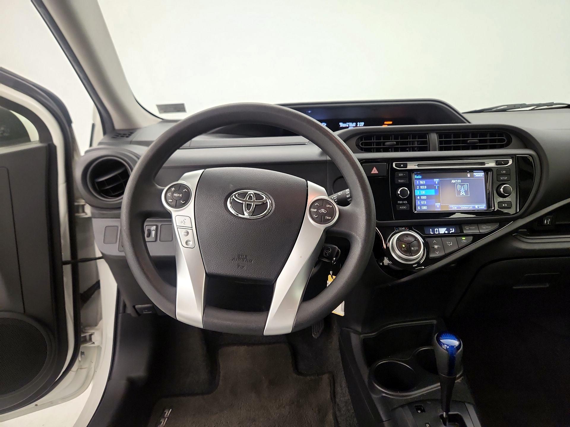 Thumbnail: 2016 Toyota Prius c - 10