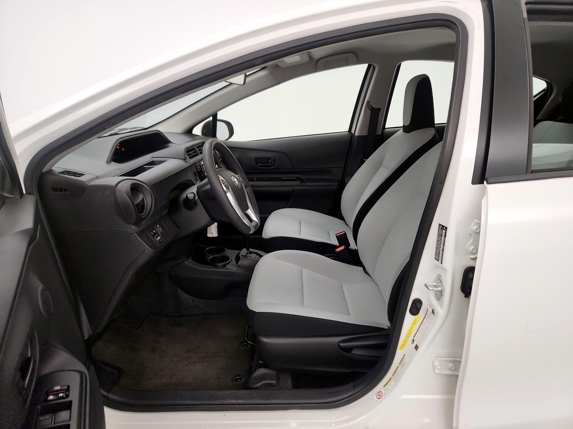 Thumbnail: 2016 Toyota Prius c - 11
