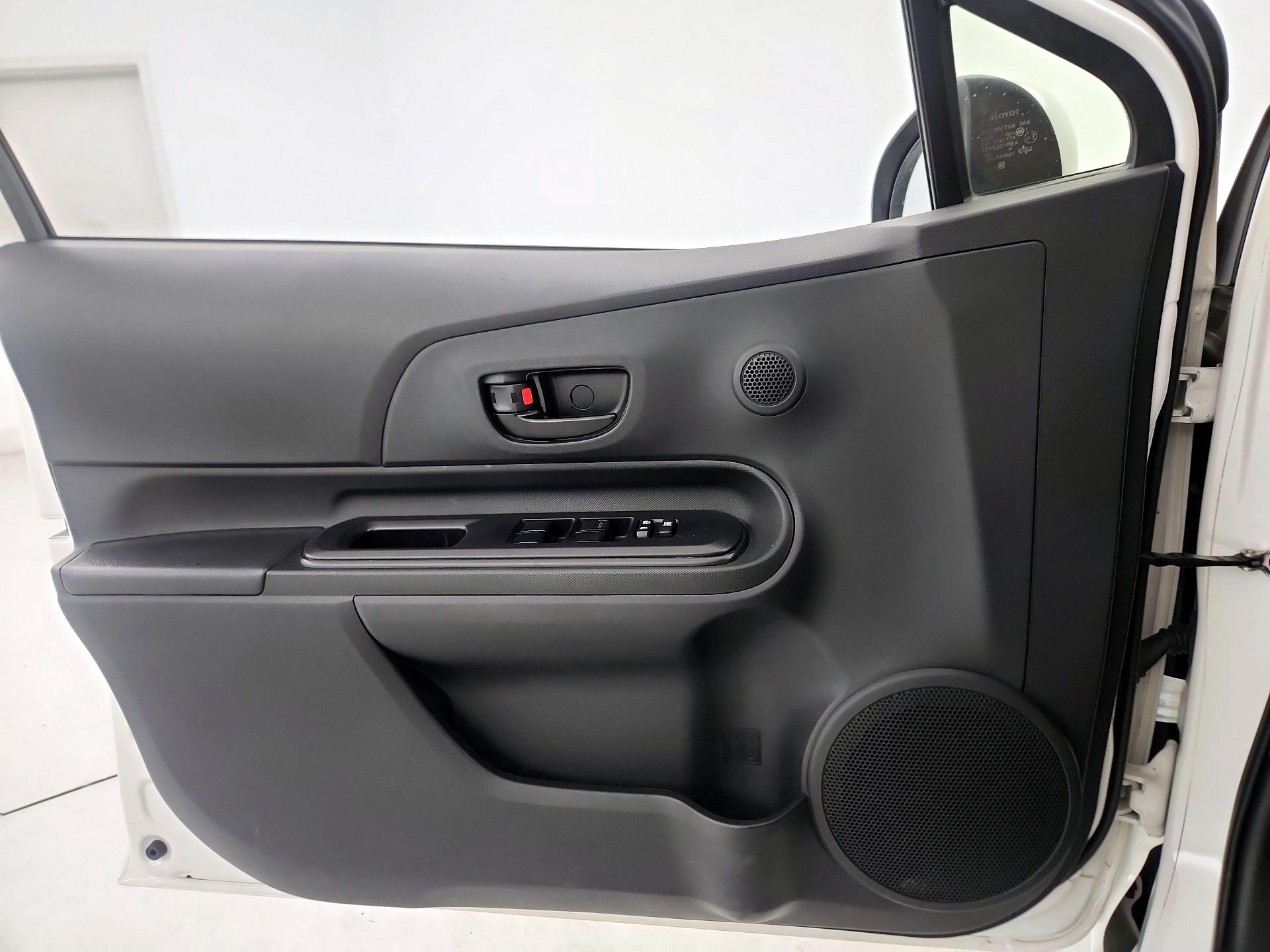 Thumbnail: 2016 Toyota Prius c - 12